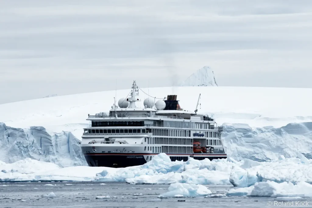 Die MS Hanseatic Inspiration von Hapag Llloyd Cruises zwischen Eisebergen in der Antarktis Foto: Roland Kock