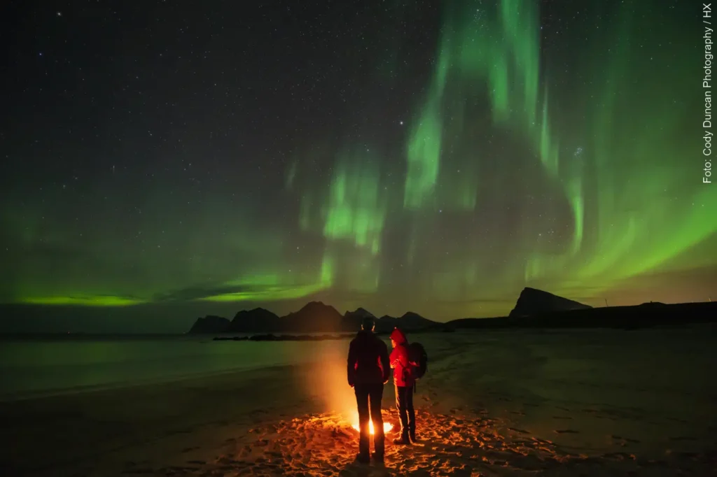 Spitzbergen mit Polarlicht und Lagerfeuer am Strand